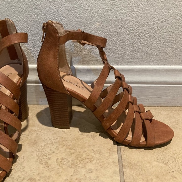 Francesca’s woven block heel sandals - Picture 2 of 4